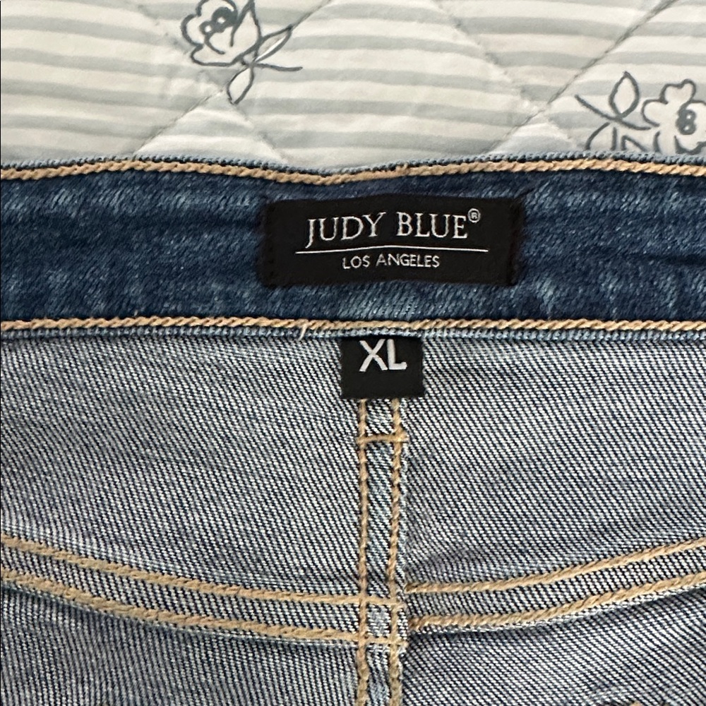 Judy Blue Light Wash Denim Shorts - Picture 4 of 5